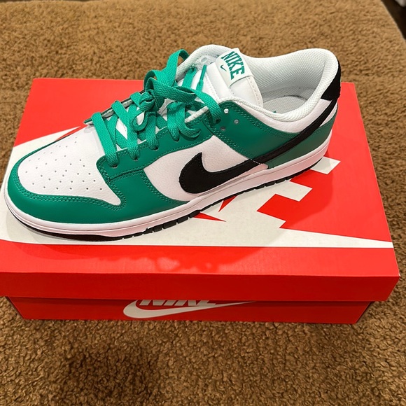 Selling Men’s Nike Low dunks Green, Black & White